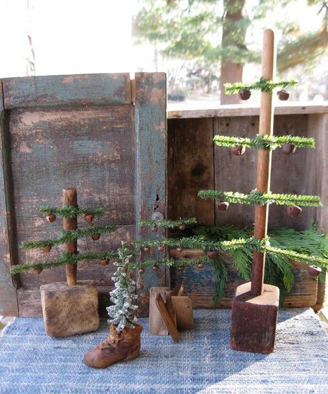 Primitive Christmas Trees, Primitive Christmas Crafts, Primitive Christmas Tree, Primitive Christmas Decorating, Primitive Wood Crafts, Prim Christmas, Christmas Tree Crafts, Burlap Christmas, Christmas Wood Crafts