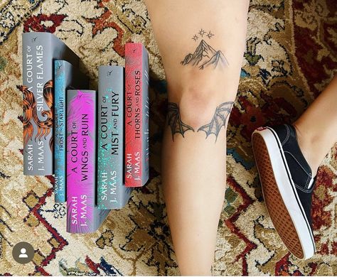 Acotar Mountain Tattoo Knee, Rhysand Wings Tattoo, Rhysand Tattoo Knee, Court Of Thorns And Roses Tattoo, Rhys Knee Tattoo, Rhysand's Tattoo, Acotar Knee Tattoo, Rhysand Knee Tattoo, A Court Of Thorns And Roses Tattoo