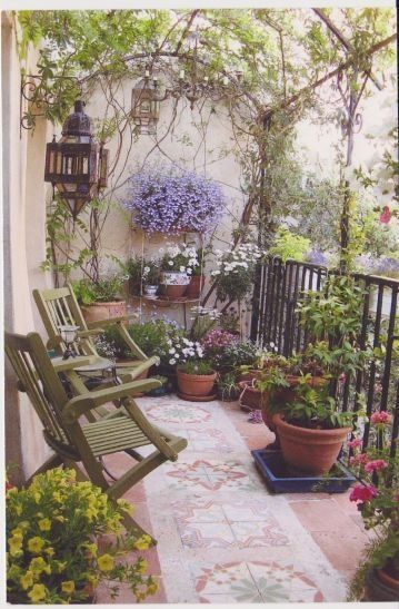 Emslifeandloves Balkon Decor, Small Balcony Garden, Small Balcony Decor, Apartment Balcony Decorating, Interior Modern, The Balcony, Balcony Design, Courtyard Garden, Garden Cottage