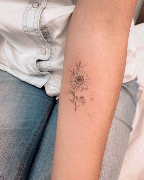 Sunflower Tattoos Fine Line, Pretty Sunflower Tattoo, Simplistic Sunflower Tattoo, Single Sunflower Tattoo, Small Tattoos Sunflower, Dainty Sunflower Tattoo Small, Unique Sunflower Tattoos For Women, Fine Line Sunflower, Girasoles Tattoo