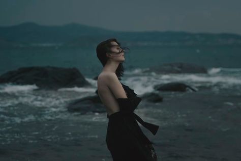 Shotting Photo, Mermaid Aesthetic, Sea Witch, Photography Aesthetic, Dark Photography, Jolie Photo, Story Inspiration, Dark Aesthetic, Pose Reference