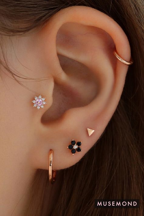 Cute flower ear piercings Minimalist Ear Piercings, Unique Ear Piercings, Ear Peircings, Piercings Ear, Types Of Ear Piercings, Cool Ear Piercings, Flower Cute, Pretty Ear Piercings, Piercing Tragus