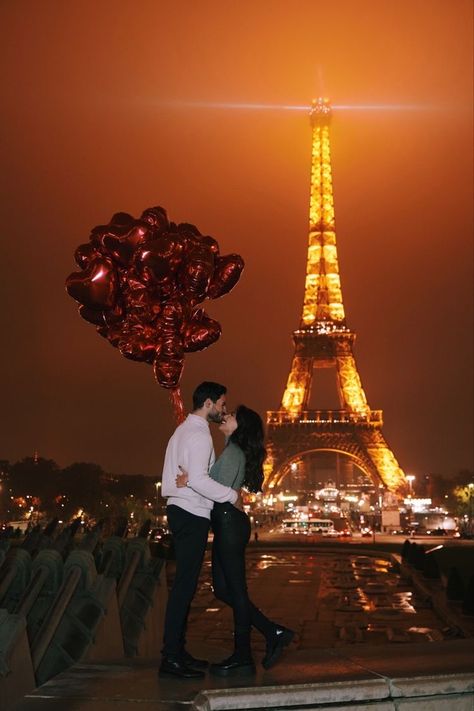 Paris Love Couple, Friend Trips, Berlin Quotes, Romantic Hug, Balloons Photography, Paris Couple, Paris Birthday, Romantic Paris, French Lifestyle