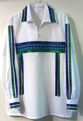 Seminole Ribbon Shirt http://www.littlecrowtradingpost.com/pagebuckskin.htm Native American Ribbon Work, American Indian Clothing, Native Regalia, Native Outfits, Ribbon Shirts, Native American Dress, Native Wears, Dance Attire, Native American Regalia