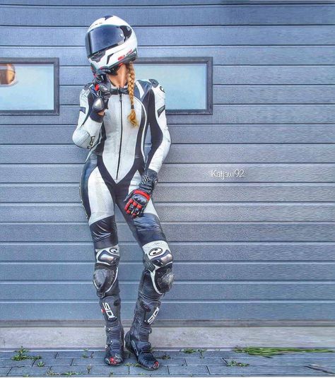 111 Likes, 5 Comments - Motorcycles Daily (@sportbikeking) on Instagram: “Beautiful picture of @katjawi92 😰👌 ------------------------------------------ #cosmiq66 #suzuki…” Motorbikes Women, Bike Suit, Motorcycle Race Suit, Bike Leathers, Female Biker, Motorcycle Suit, Hot Bikes, Womens Bike, Biker Chick