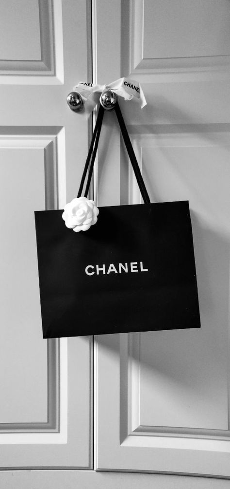 Coco Chanel Wallpaper, Chanel Poster, Chanel Wallpaper, Chanel Wallpapers, Vogue Photography, Chanel Aesthetic, Black And White Bags, Chanel Black And White, Black And White Photo Wall