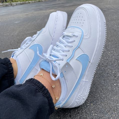 Nice Womens Shoes, White And Blue Nike Shoes, Blue Airforce 1, Baby Blue Outfits For Women, Trendy Shoes Sneakers For Women, Airforce 1 Women, Nike Blue Shoes, Nike Sneakers Women Outfit, Nike Af1 Shadow