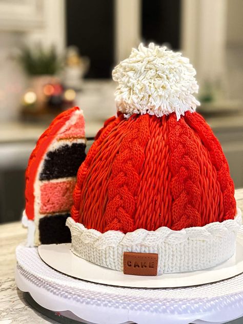 From FB. Baker shared their tutorial: https://youtu.be/fvU3RUZAycU Winter Hat Cake, Food Art Christmas, Holiday Themed Cakes, Impressive Cakes, Christmas Cakes Easy, Christmas Themed Cake, Christmas Cake Designs, Hat Cake, Beautiful Cake Designs