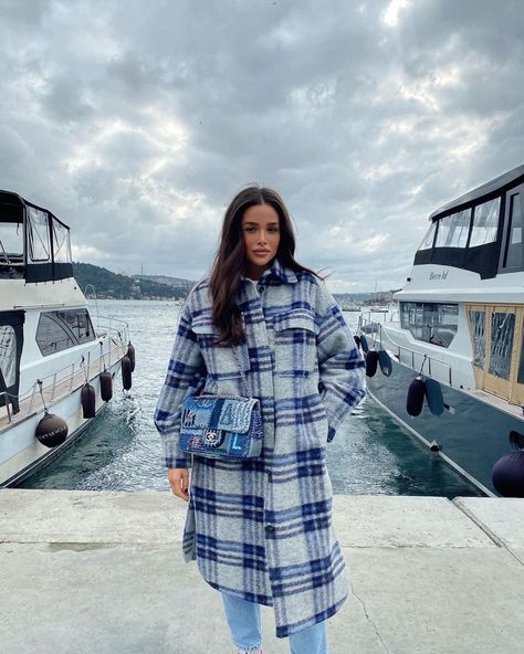 Ezgi Findik on Instagram: “Back to istanblue 🌪” Long Shacket, Fem Fashion, Oversized Shacket, Navy Trench Coat, Faux Suede Jacket, H&m Jackets, Black Dress Pants, Basic Outfits, Wide Sleeves