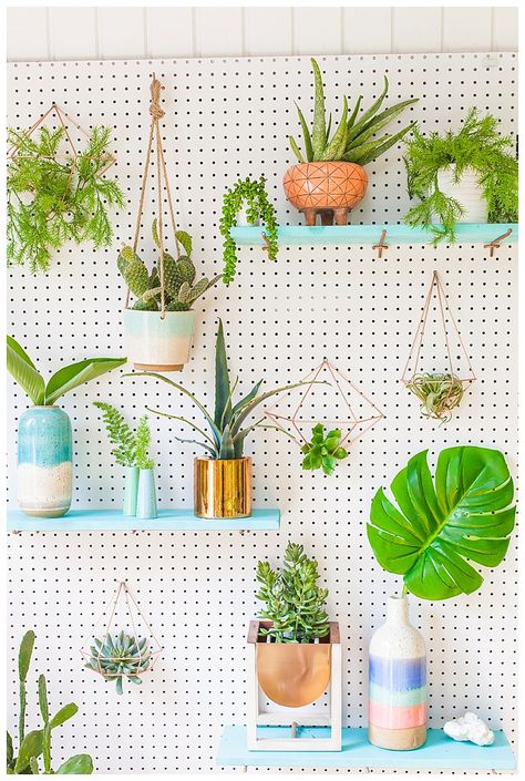 Plant Wall Indoor Diy, Diy Living Wall, Indoor Living Wall, Living Wall Diy, Plant Wall Diy, Living Wall Indoor, Cake Confetti, Plant Wall Decor, Light Backdrop