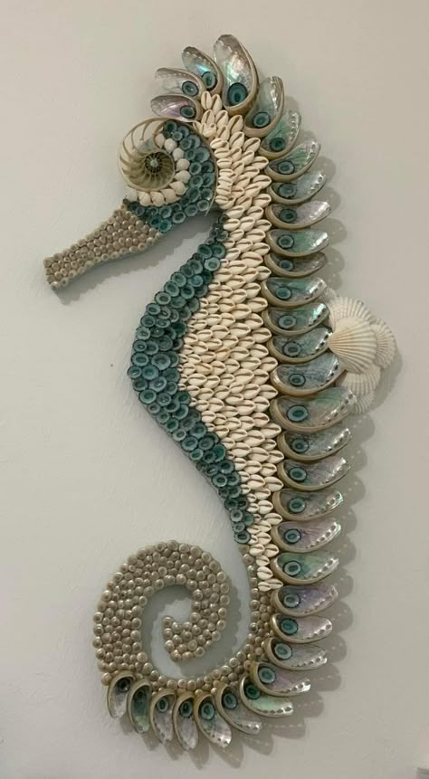 Seahorse Wall Art, Beach Crafts Diy, Shell Animals, Seashell Art Diy, Abstract Painting Acrylic Modern, Beach Themed Crafts, Diy Beach Decor, Seahorse Art, Art Coquillage