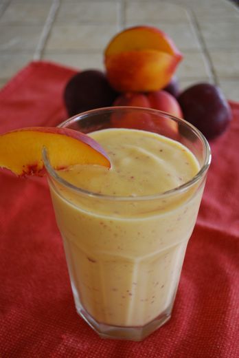 Peaches rule, but sometimes nectarines are even better. In their peak ripeness, they are SO packed with flavor and have a bite to them that surpasses even the ripest peach. And because their skin is soft and fuzz-less, you don’t have to remove their peel before using them in recipes. This nectarine smoothie is creamy, smooth, and tastes like summer. It would also be delicious with any other stone fruit: peaches, plums, apricots, or the white-fleshed versions of any of these fruits. Alter it Nectarine Smoothie, Peach Smoothie Recipes, Peach Smoothie, Peanut Butter Banana Smoothie, Healthy Afternoon Snacks, Nutribullet Recipes, Summer Smoothies, Cocktail Recipes Easy, Good Smoothies