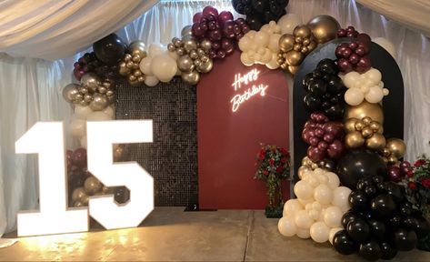 Maroon Sweet 16 Theme, Burgundy Decorations Quinceanera, Burgundy Birthday Decorations, Vino Color, Black And Gold Party Decorations, Burgundy Party, Sweet 16 Themes, Black And Gold Balloons, Quince Decorations