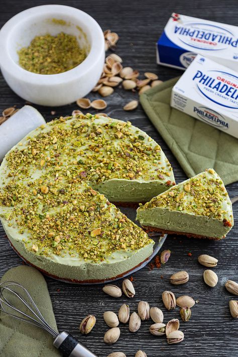 Avocado Pistachio, Pistachio Cheesecake Recipe, Cheesecake Photography, Avocado Cheesecake, Pistachio Pie, Pistachio Cheesecake, Avocado Dessert, Baked Avocado, Kid Desserts