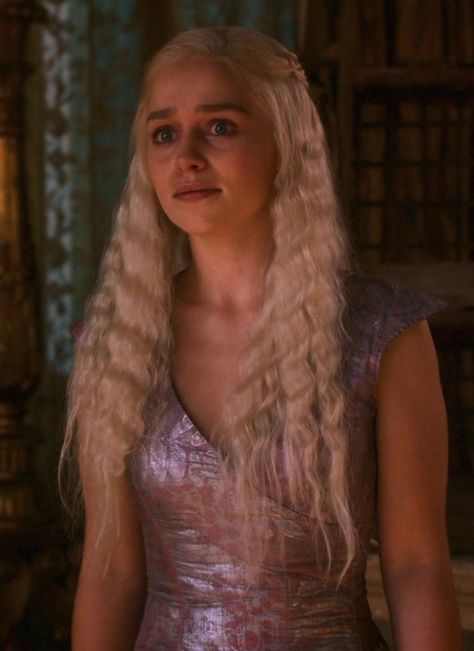 Purple Qarth Dress- No Leather Top, Screencap Daenerys Targaryen Outfits, Daenerys Costume, Daenerys Targaryen Dress, Daenerys Targaryen Icons, Jon Snow And Daenerys, Game Of Throne Daenerys, 1940s Hairstyles, Targaryen Aesthetic, Game Of Thrones Art