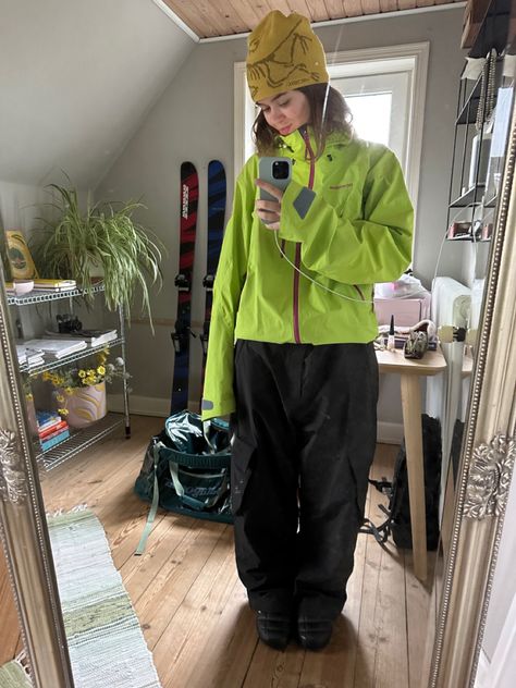 Baseball Game Outfit Women Winter, Cool Ski Outfits Women, Japanese Snowboard Fashion, Snowboarding Fits Aesthetic, Patagonia Ski Outfit, Ski Gear Aesthetic, Cool Skiing Outfit, Snow Ski Outfits For Women, Freestyle Ski Outfit