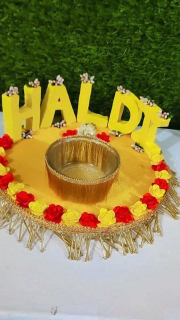 Alka Chauhan on Instagram: "Making of haldi platter.. 💛❤ Customized floral haldi platter for haldi ceremony. All type of customization is done here. @as_creations1220 #haldiceremony #customized #floral #wedding #indianwedding #traditionalwear #beautiful" Haldi Decoration For Groom At Home, Haldi Plate Decoration Ideas, Haldi Platter, Haldi Decoration, Mehendi Decor Ideas, Platter Ideas, Haldi Function, Mehendi Decor, Thali Decoration Ideas