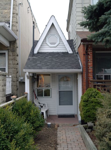 this is the smallest house in toronto Spite House, Smallest House, Toronto Architecture, Toronto Houses, Crazy Houses, Old Toronto, Small Cottage Homes, Home Apartment, Small Cottage