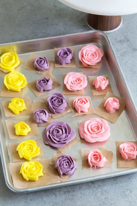 Buttercream Flowers Cake- The Little Epicurean Frosting Flowers, Piping Flowers, Edible Decorations, Cake Piping, Making Chocolate, Buttercream Flower Cake, Icing Flowers, Cupcakes Decorados, Frosting Tips