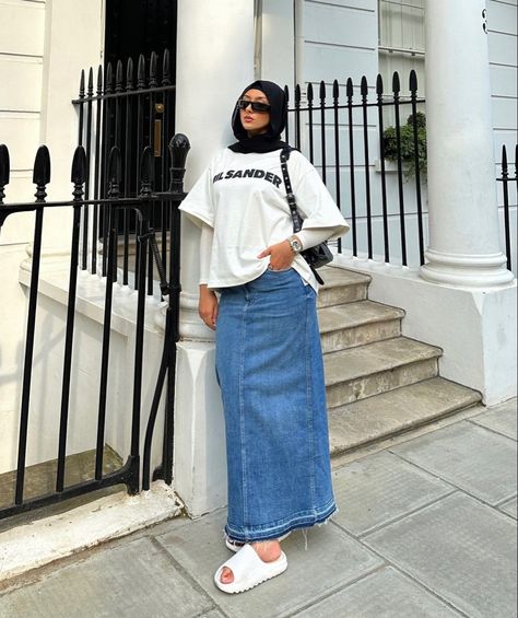 Plus Size Summer Outfits Hijab, Hijabi Jeans Skirt Outfits, Hijabi Denim Skirt Outfit, Jeans Skirt Outfit Hijab, Plus Size Muslim Fashion, Plus Size Hijabi Outfits, Modest Denim Skirt Outfit, Hijab Style Summer, Skirt With Blouse