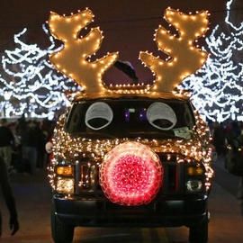 Christmas Car Parade Ideas, Tractor Decor, Christmas Parade Floats, Christmas Golf, Christmas Float Ideas, Parade Float, Christmas Parade, Christmas Car, Winter Fun