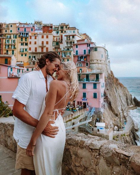 LAURA & NICOLAS HERBERT (@laurandnicolas) • Fotos y videos de Instagram Amalfi Couple Photo, Romantic Honeymoon Outfits, Engagement Italy, Greece Pics, Italy Pics, Travel Poses, Couple Travel Photos, Italy Photos, Europe 2023