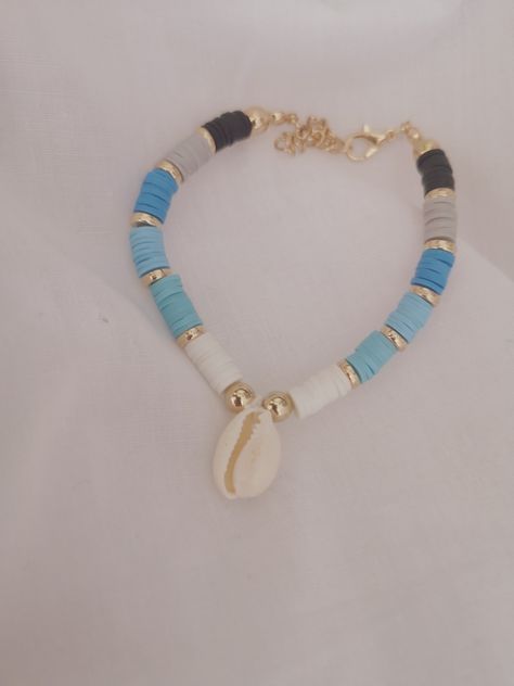 Clay bead inspiration Bracelet Beach Aesthetic, Beach Clay Bead Bracelets Ideas, Clay Bead Bracelets With Shell, Clay Bead Shell Bracelet, Clay Bead Bracelet Ideas Hawaii, Ocean Bracelet Clay Beads, Vacation Clay Bead Bracelets, Sea Shell Clay Bead Bracelet, Beaded Jewelry Clay Beads