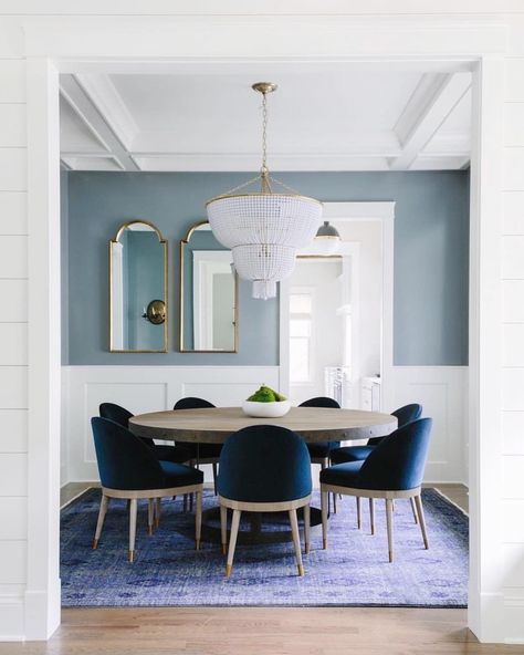 Curated Interior on Instagram: “An elegant blue & purple dining room via @stofferphotographyinteriors for @katemarkerinteriors  #diningroom #diningroomgoals…” Table With Blue Chairs, Tv Fal, Blue Chairs, Dining Room Paint, Dining Room Blue, Decor Eclectic, Round Dining Room, Dining Room Colors, Decor Shabby Chic