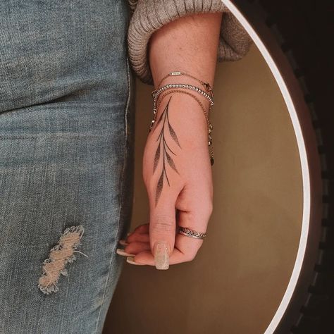 Shop Minimum Tattoo Ideas, Thumb Tattoo Ideas, Thumb Tattoo, Tattoo Main, Side Hand Tattoos, Thumb Tattoos, Hand And Finger Tattoos, Hand Tats, Simple Henna Tattoo