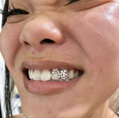 Cool Grills, Teeth Gems Ideas, Tooth Grill, Tooth Gems Ideas, Grill Teeth, Girls With Grills, Teeth Gems, Pretty Teeth, Dental Jewelry