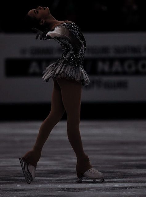 Ice Skating Outfit Ideas, Skating Outfit Ideas, Coquette Aesthetic Clothes, Figure Skating Aesthetic, Ice Skating Aesthetic, Skating Outfit, Ice Skating Outfit, Skating Aesthetic, Female Figure