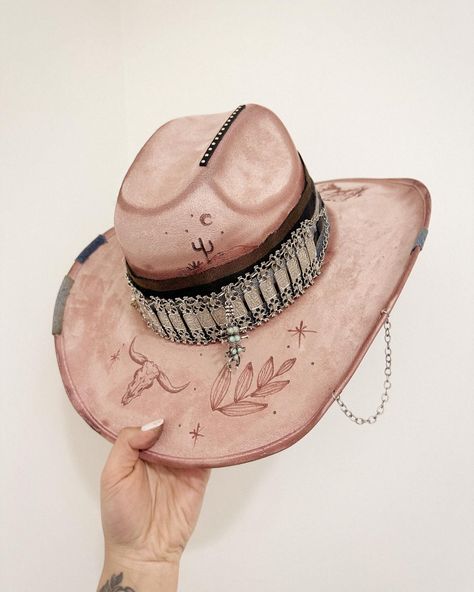 Underbrims have been stocked! 🤩 Also, look at the cutest blush pink cowgirl hat?? These aren’t just hats or fashionable pieces. They are ART! When your not wearing your hat display it 🥰 Extra colorful hats coming up next😯 #hats #hat #fedora #fedorahat #stagecoach2023 #stagecosch2024 #stagecoachoutfit #stagecoach #stagecoachfestival Hats \\ hat // cowgirl // cowgirl hat Cowgirl Hats Aesthetic, Sombrero Cowgirl, Hats Aesthetic, Colorful Hats, Stagecoach Outfit, Textured Hat, Burned Hats, Pink Cowgirl Hat, Stagecoach Festival