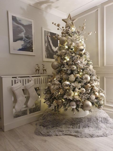 Silver And Champagne Christmas Tree, White And Beige Christmas Decor, Christmas Tree Ideas White, Diy Christmas Decorations Outdoor, Silver And Gold Tree, Christmas Tree Ideas Red, Silver And Gold Christmas Tree, Christmas Tree Ideas 2023, Champagne Christmas Tree