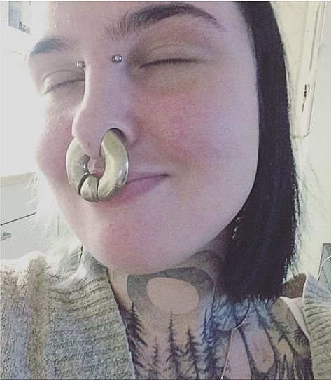 Perfecto!! 🔥🔥🔥😍 Huge Septum, Septum Piercing Girl, Floating Nomad, Double Nostril Piercing, Stretched Septum, Facial Pictures, Septum Rings, Smiley Piercing, Face Piercings