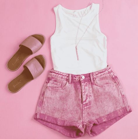 What To Wear With Pink Shorts - 25 Ways To Style Pink Shorts Pink Denim Shorts Outfit, Colored Shorts Outfits, Shorts Outfits For Teens, Summer Jean Shorts Outfit, Pink Shorts Outfits, Jean Short Outfits, Denim Shorts Outfit, Pink Denim Shorts, Casual Fashion Trends