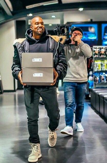 Kanye bringing out the first pair of Yeezy boosts in Soho, NY Yeezy 750 Outfit Men, Yeezy 750 Outfit, Kanye Happy, Yeezy Outfits, Kanye West Songs, Kanye Yeezy, Athletic Boots, Kanye West Outfits, Kanye Fashion