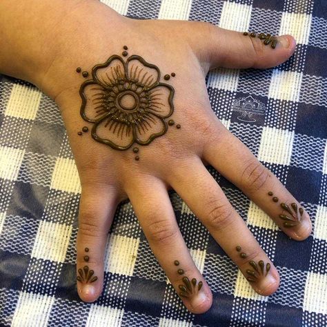 Mehndi Back Hand Designs Easy, Henna Designs For Baby Girl, Henna Designs For Kids Simple, Mehndi For Baby Girl, Mehndi Design Simple For Kids, Small Baby Mehndi Design, Mehndi Designs Kids Hands, Simple And Easy Mehndi Designs For Kids, Baby Mehendi Designs Hands