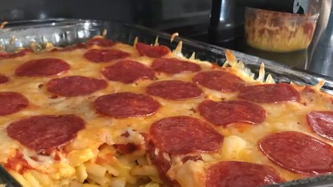 Macaroni And Cheese Pizza, Mac N Cheese Pizza, Mac And Cheese Pizza, Macaroni Casserole, Kraft Mac N Cheese, Easy Mac And Cheese, Pasta Party, Pizza Casserole, Baked Mac N Cheese