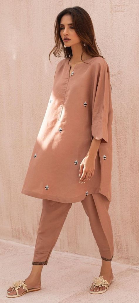 Minimal Embroidery, Cotton Suit Designs, Women Trousers Design, Baby Summer Dresses, Kurti Sleeves Design, Latest Dress Design, Neck Designs For Suits, Pakistani Fashion Casual, Embroidery On Kurtis