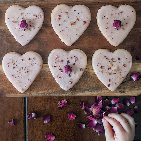 Cassandra (@lafemmeflorale) • Instagram photos and videos Ginger Shortbread Cookies, Ginger Shortbread, Ginger Rose, Shortbread Cookies Easy, Rose Cookies, Bon Apetit, Buttery Shortbread Cookies, Buttery Shortbread, Candied Ginger