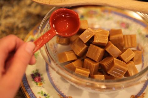 In just a few minutes, you can melt caramels to a smooth consistency in your microwave. Caramels are made by gradually heating sugar with butter and cream to about 250 degrees Fahrenheit, known in candy making as the "firm ball stage." Melting caramels in the microwave helps the novice candymaker avoid the sugar-scorching perils of direct heat. The... Caramel For Apples, Melted Caramel Squares, Caramel Apple Kits, Caramel Apple Sauce, Caramel Dipping Sauce, Diy Caramel, Caramel Apple Crisp, Mini Caramel Apples, Caramel Apples Homemade