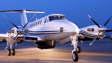 The King Air 350I is a twin-engined turboprop that is a larger version of the King Air 200. It has a further stretched fuselage, enabling a cabin for up to eight passengers in two-club configuration. Winglets were added to the wingtips to increase range and performance of the aircraft. Beechcraft Baron, Beechcraft King Air, Jet Privé, King Air, Private Flights, Small Aircraft, Private Aircraft, Air Ambulance, Private Plane