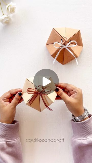 Gift Wrapping Earrings, Diy Gift Box For Earrings, How To Wrap Gift Cards, Luxury Box Packaging, Japanese Gift Wrapping, Yarn Ideas, Gift Wrapping Techniques, Creative Gift Wraps, Sweet Gift Ideas