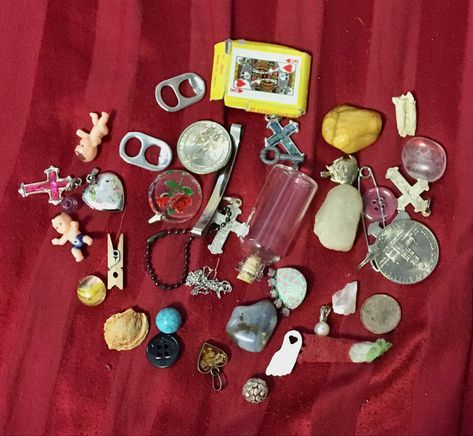 Trinkets Aesthetic, Girl Keychains, Random Trinkets, Charms Aesthetic, Goblin Core, Downtown Girl, Aesthetic Cute, Tiny Treasures, Cool Stuff