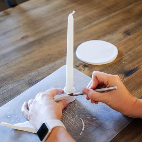 Candle Plate Diy, Diy Taper Candle Holders, Homemade Air Dry Clay, Diy Taper Candles, Diy Candle Stick Holder, Christmas Candle Holders Diy, Pretty Candle Holders, Candle Holder Diy, Diy Candle Sticks