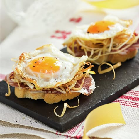 Huevos de codorniz con virutas de jamón y puerro - Lecturas Tapas Buffet, Spanish Tapas Recipes, Tapas Recipes, Tapas Bar, Xmas Food, Party Food Appetizers, Amazing Food, Finger Foods, Christmas Food