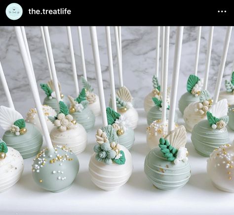 Greenery Cake Pops, Birthday Pastries, Greenery Cake, Treat Business, White Cake Pops, Engagement Party Cake, Cute Pizza, Green Baby Shower, Gold Cake