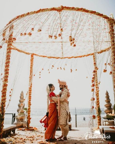 Beach Side Indian Wedding, Beach Side Wedding Decor, Minimalist Mandap Decor, South Indian Beach Wedding, Simple Wedding Mandap Decor, Destination Wedding Aesthetics, Simple Mandap Design, Simple Mandap Decor Indian, Beach Mandap