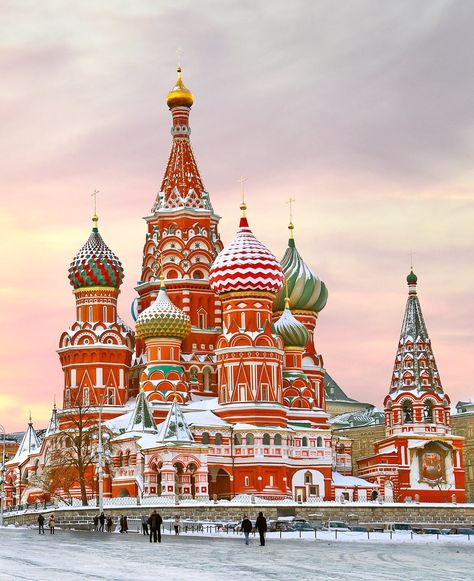 St. Basil's Cathedral / This colorful church in Moscow was built to look like a bonfire reaching up toward the sky. Russia Palace, Tap Design, St Basils Cathedral, Arsitektur Masjid, Waterfall Bathroom, St Basil's, Russian Architecture, Russia Travel, Fotografi Kota