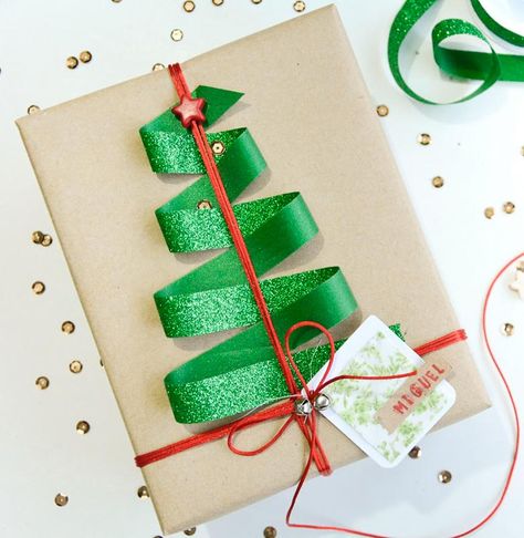 These are the 71 BEST Christmas Wrapping Ideas around! From merry & bright to rustic & refined, there are gorgeous gift wrap ideas for everyone on your list this holiday season. Some of these gift wrappings are a gift unto themselves! #christmas #giftwrapideas #wrappingideas #christmaswrappingideas #christmasgiftwrapideas Christmas Wrapping Ideas, Gift Wrapping Techniques, Creative Christmas Gifts, Gifts Wrapping Diy, Creative Gift Wrapping, Diy Gift Wrapping, Mom Christmas, Christmas Packaging, A Present